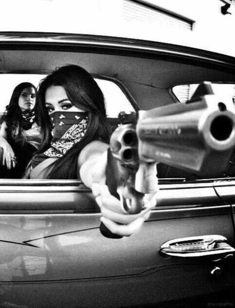 Девушка с пистолетом в машине