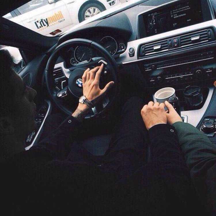 Парень с девушкой в БМВ