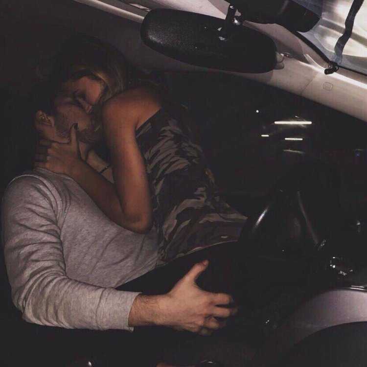 Парень с девушкой в машине