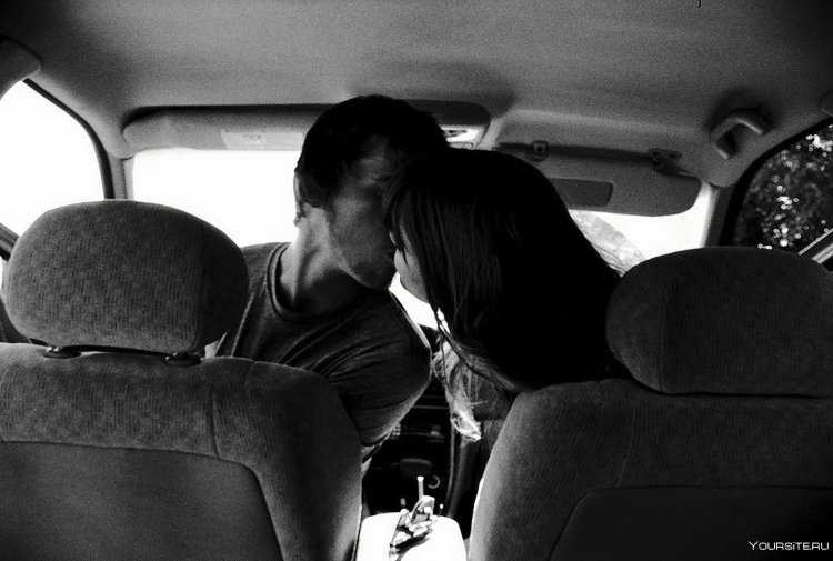 Влюбленная пара в машине