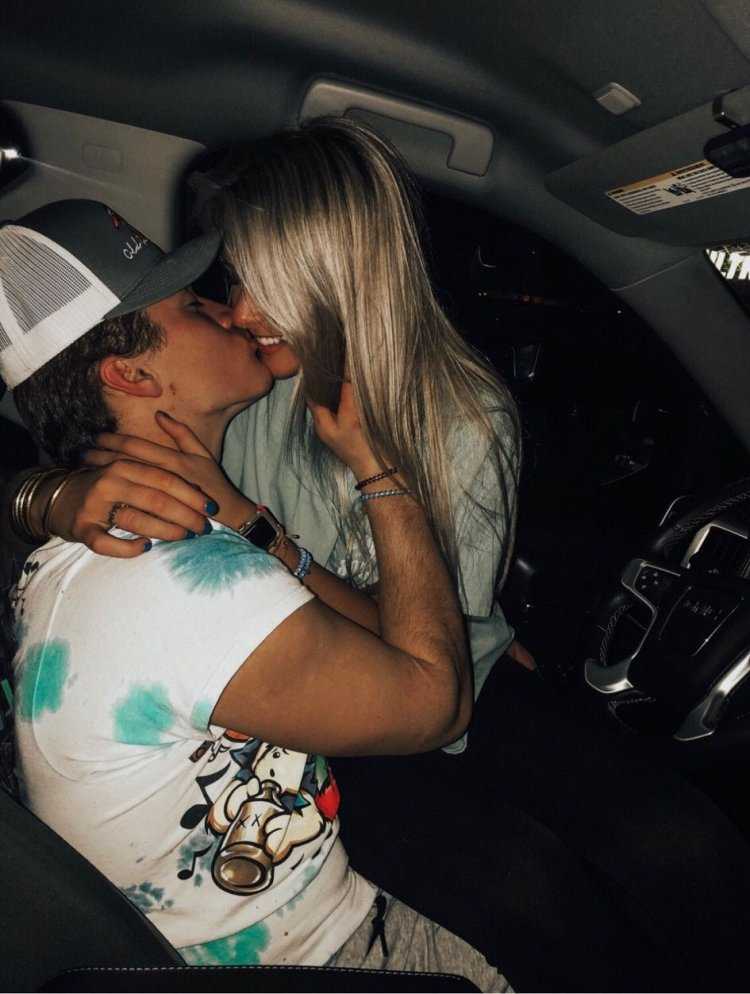 Поцелуй возле машины