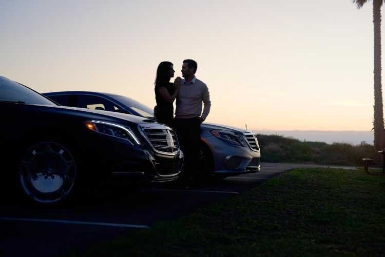 Парень возле машины с цветами