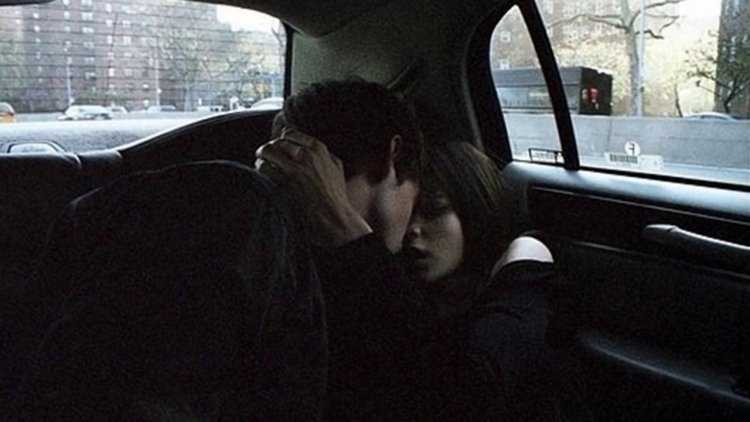 Парень с девушкой в автомобиле