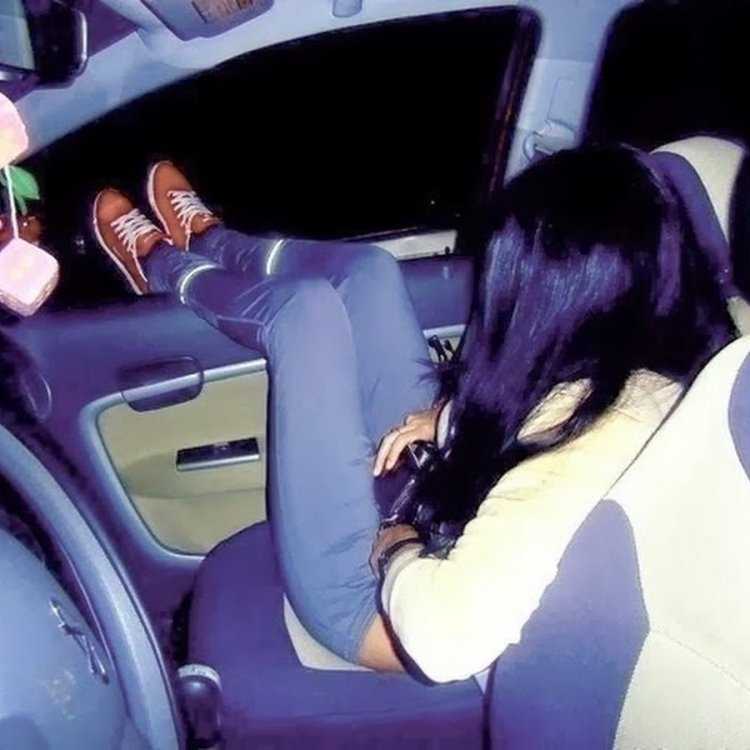 Брюнетка со спины в машине