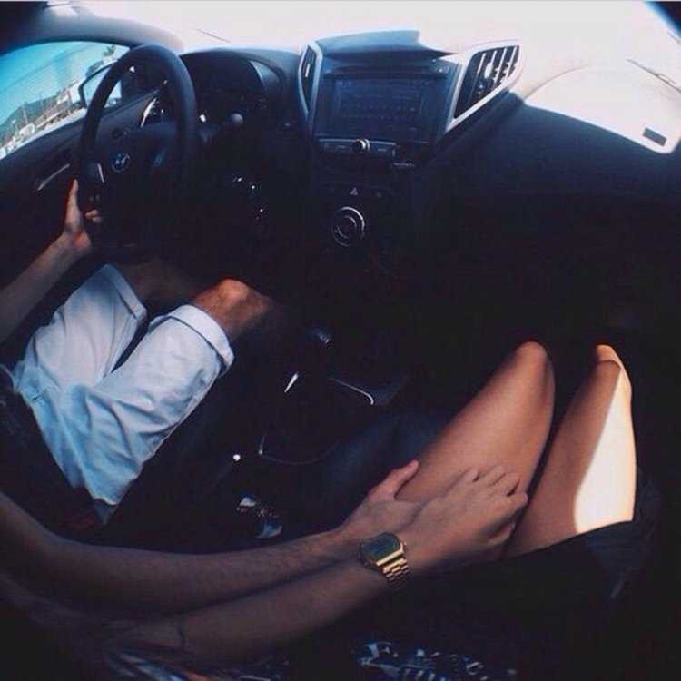 Парень с девушкой в машине