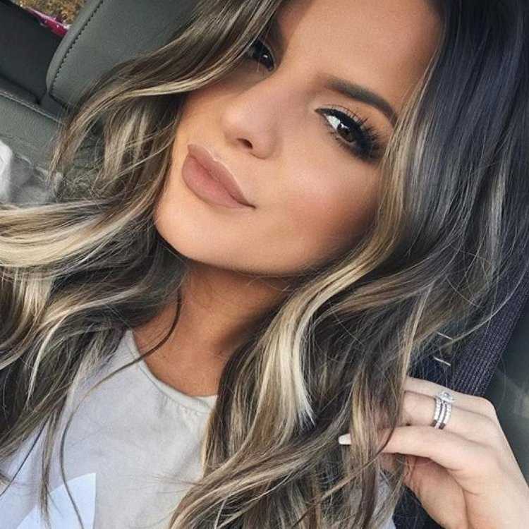 Пепельные пряди у лица на темных волосах