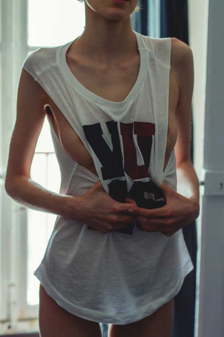 Девушки в майках без Левчука