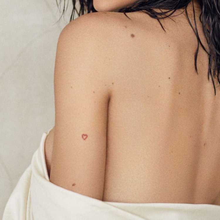 Красивые девушки с родинками