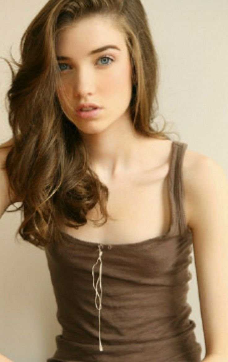 Маленькая грудь модели