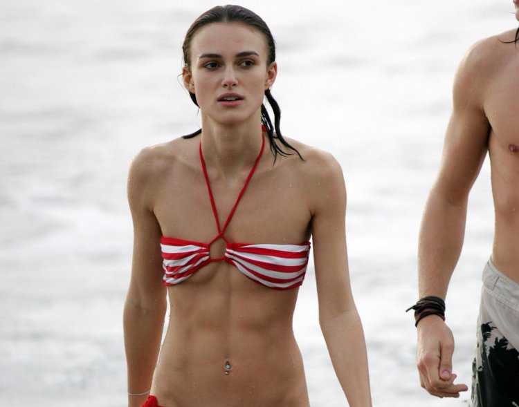 Брюнетка с плоской грудью65