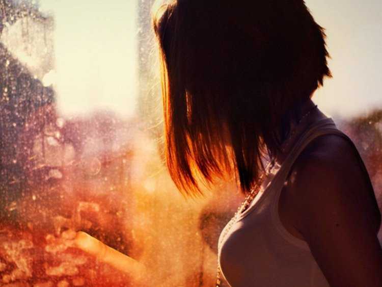 Брюнетка с прической каре со спины43