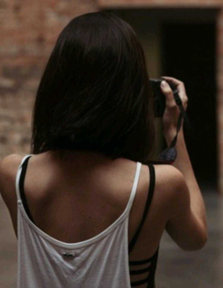 Девушка с каре со спины