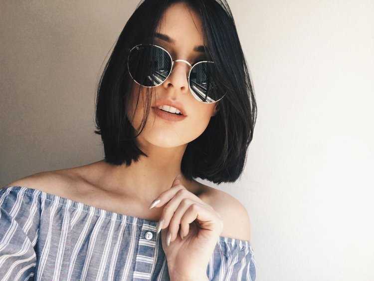 Брюнетка с каре