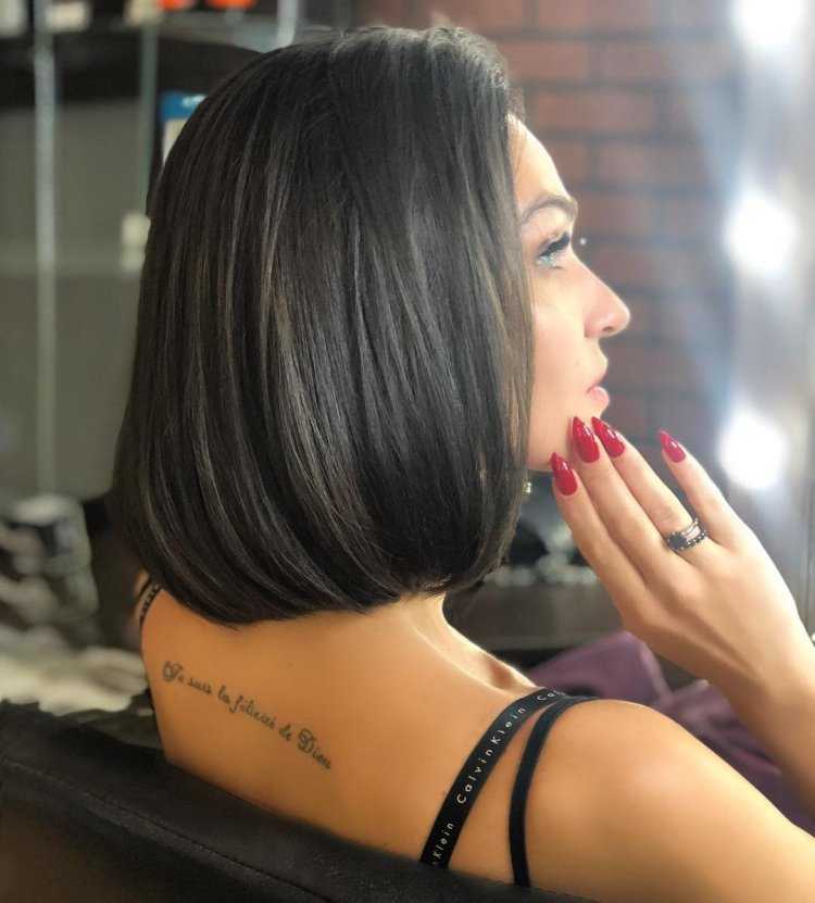 Девушка брюнетка с каре