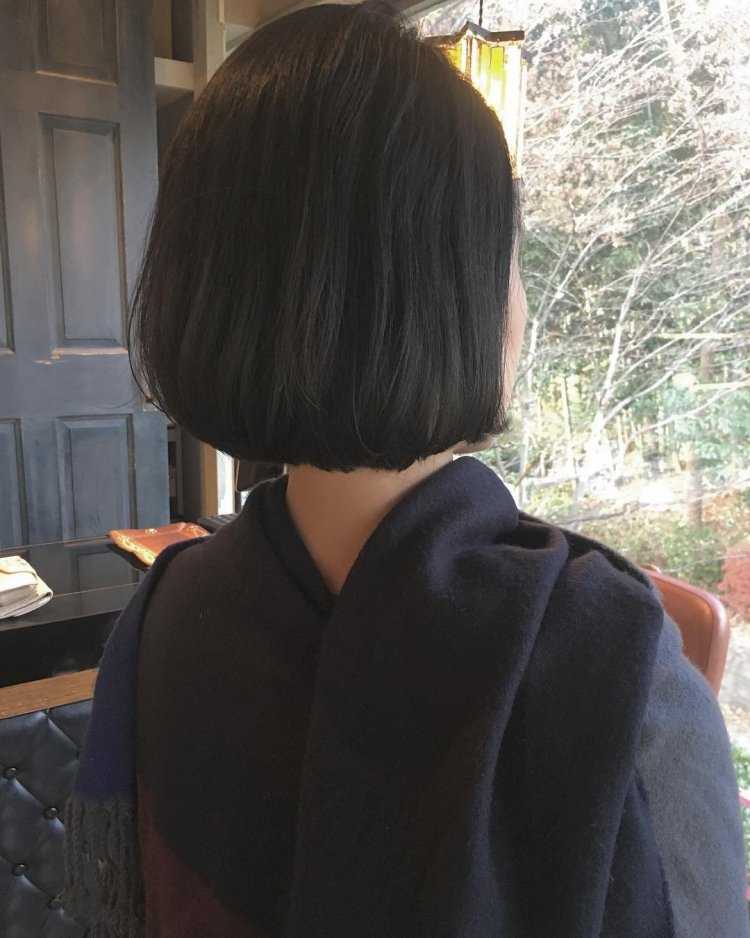 Фото брюнетки со спины с каре