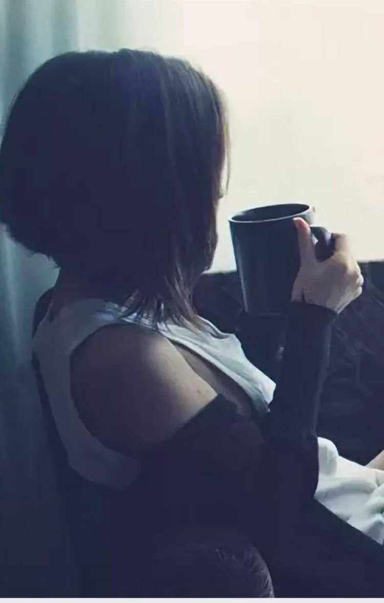 Брюнетка с каре со спины