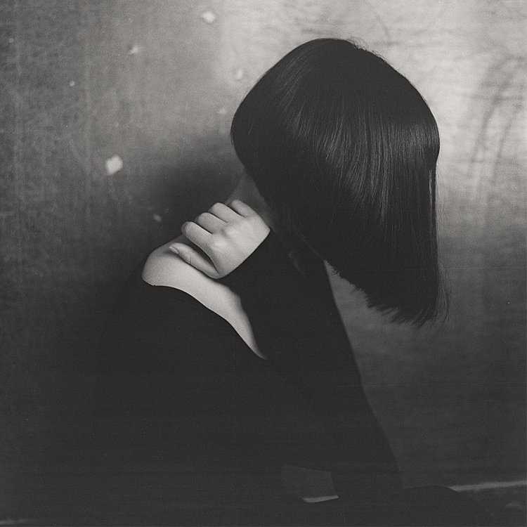 Брюнетка с прической каре со спины66