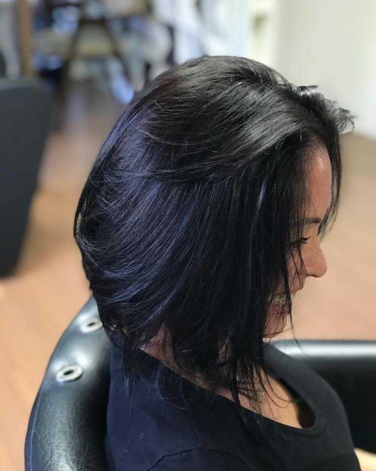 Брюнетка с каре в профиль