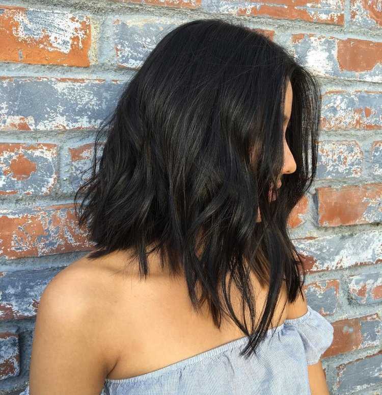 Брюнетка с прической каре со спины37