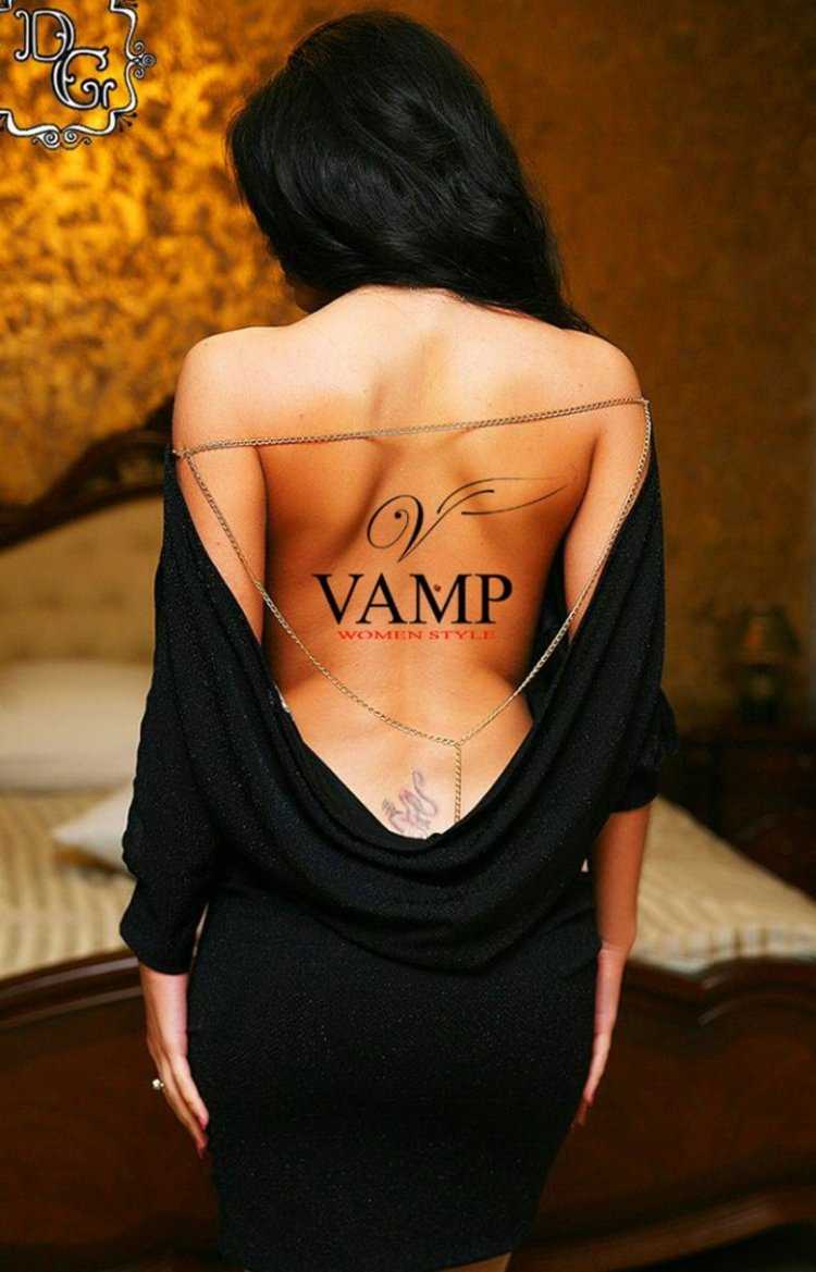 Расстегивает платье