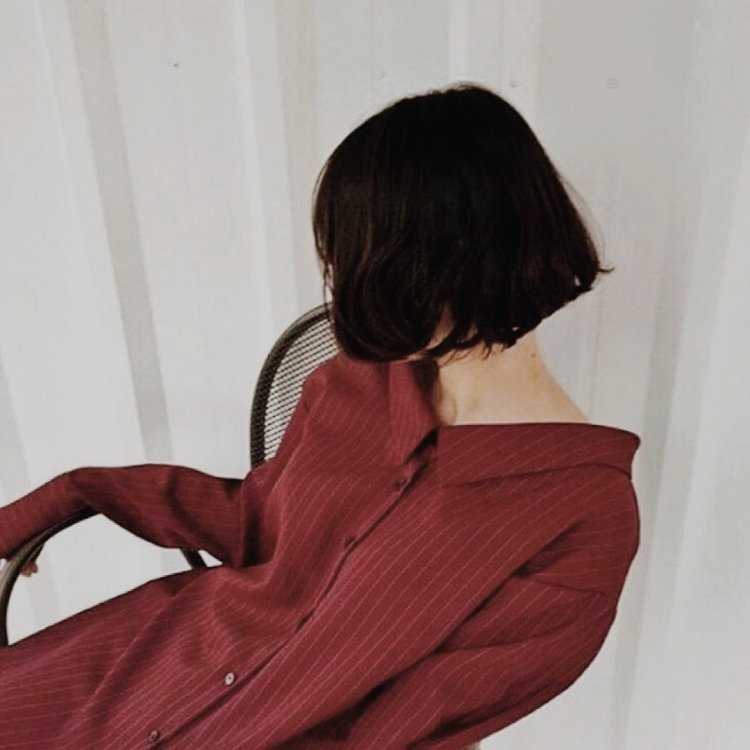 Брюнетка с кары со спины