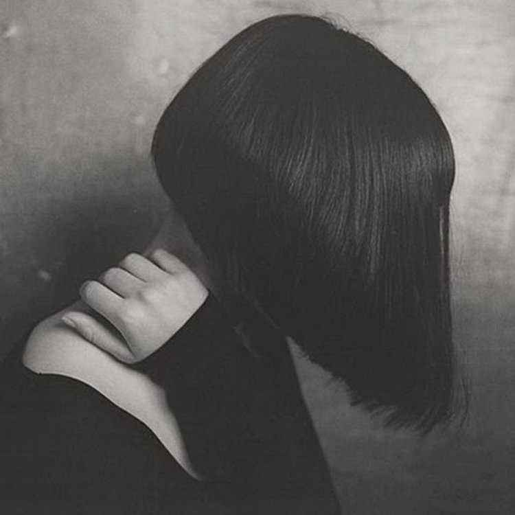 Девушка с темным каре без лица