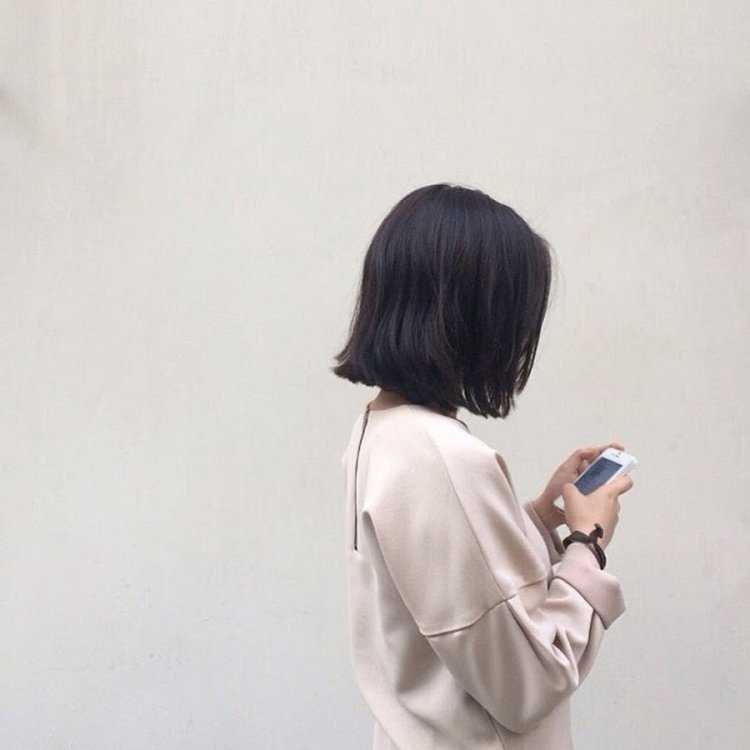 Брюнетка с каре со спины