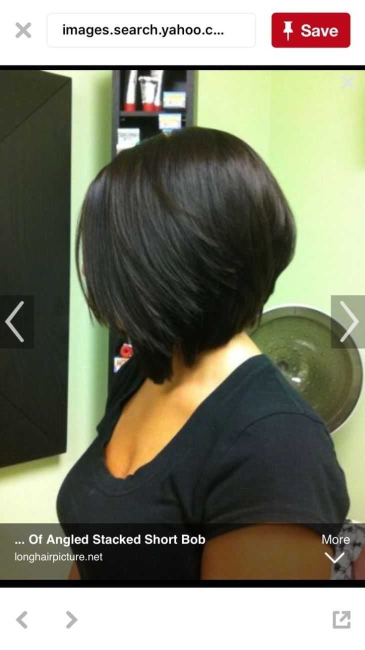 Брюнетка с прической каре со спины