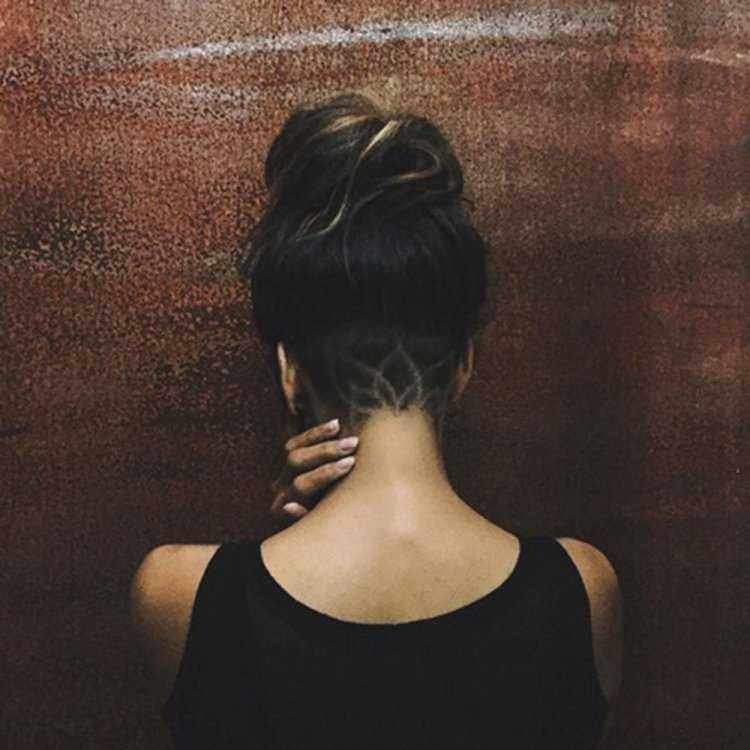 Брюнетка с каре со спины