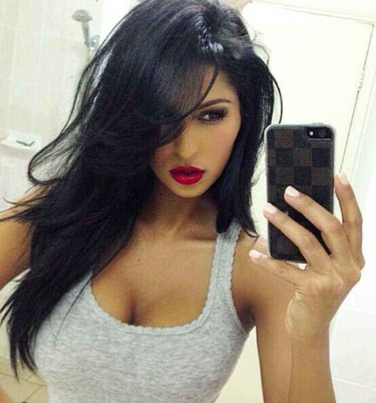 Девушка с черными длинными волосами и пухлыми губами