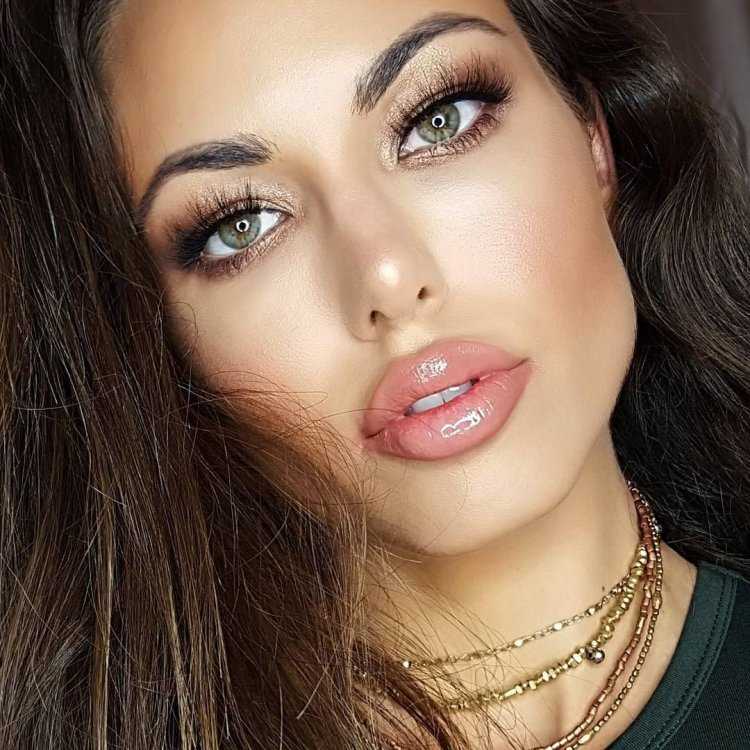 Пышные губы красавицы