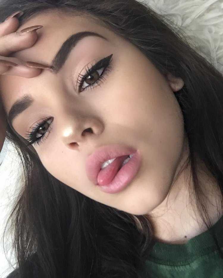 Брюнетка с пышными губами21