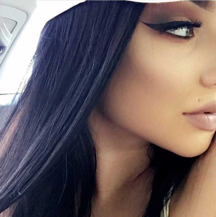 Брюнетки с красивыми губами