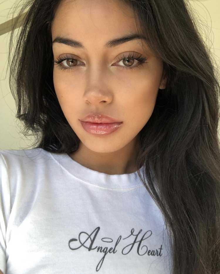 Брюнетка с пышными губами14