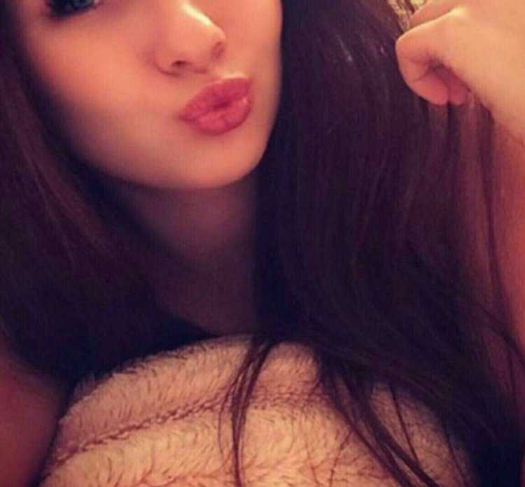 Черноволосая девушка селфи