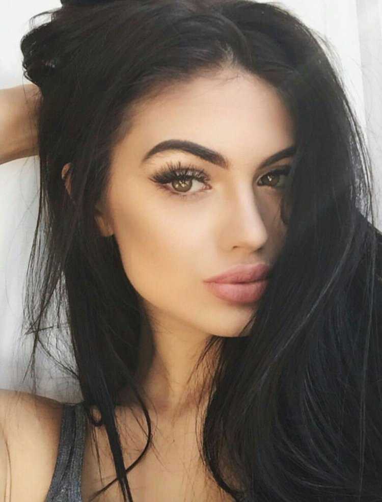 Брюнетка с пышными губами75