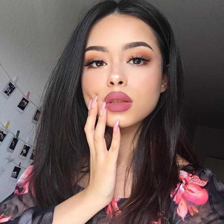 Красивые девушки с пухлыми губами