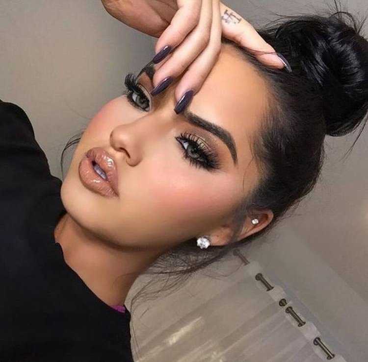 Брюнетки с красивыми бровями