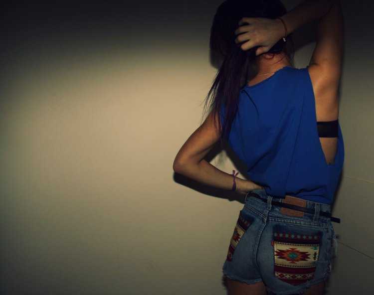 Брюнетка со спины в майке