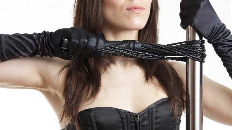 Девушка с ремнем