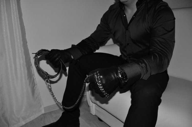 Брюнетка с ремнем43