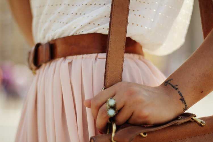 Ремень в женской руке