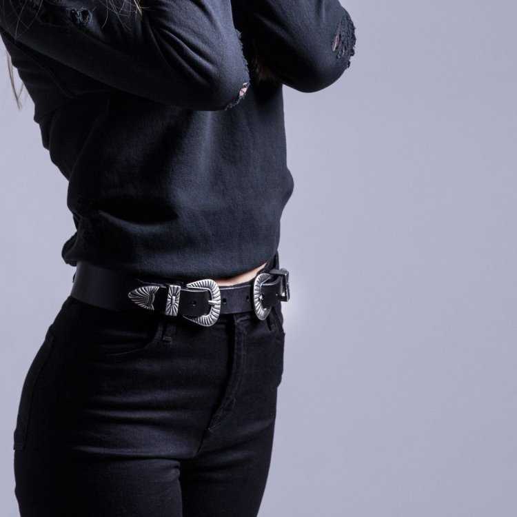 Ремень с черными джинсами