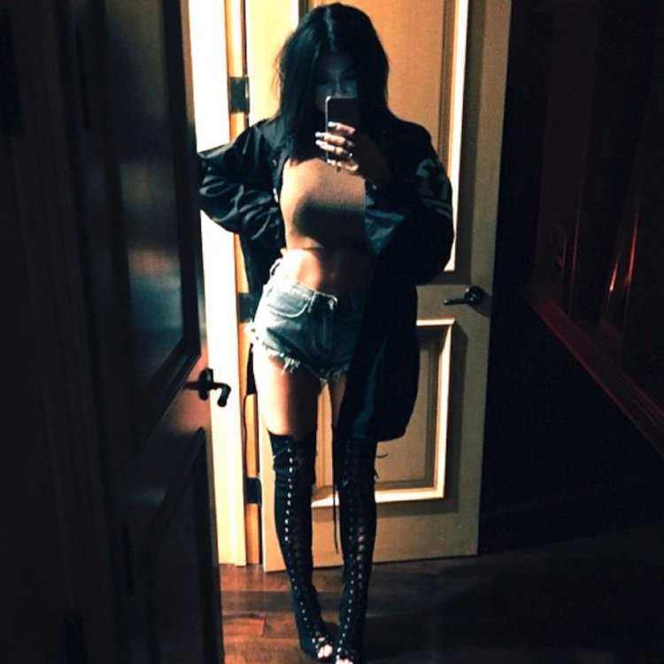 Брюнетка с ремнем27