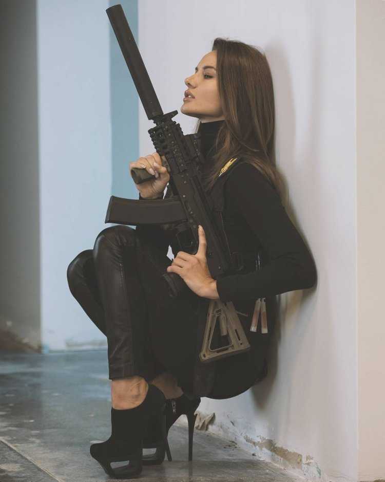 Девушка с пистолетом Эстетика