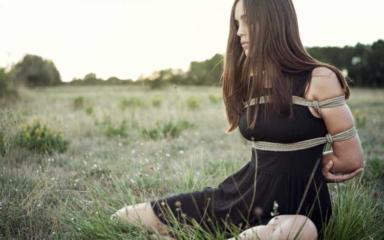 Связанные красивые девушки