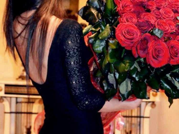 Девушка в кафе с розой