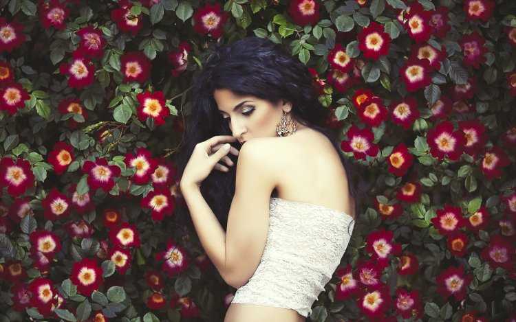 Красивые девушки брюнетки в цветах