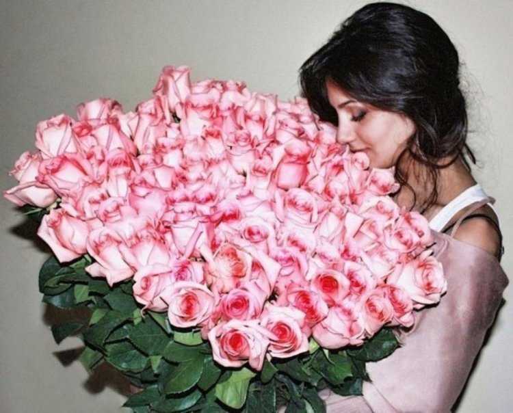 Девушка с огромным букетом