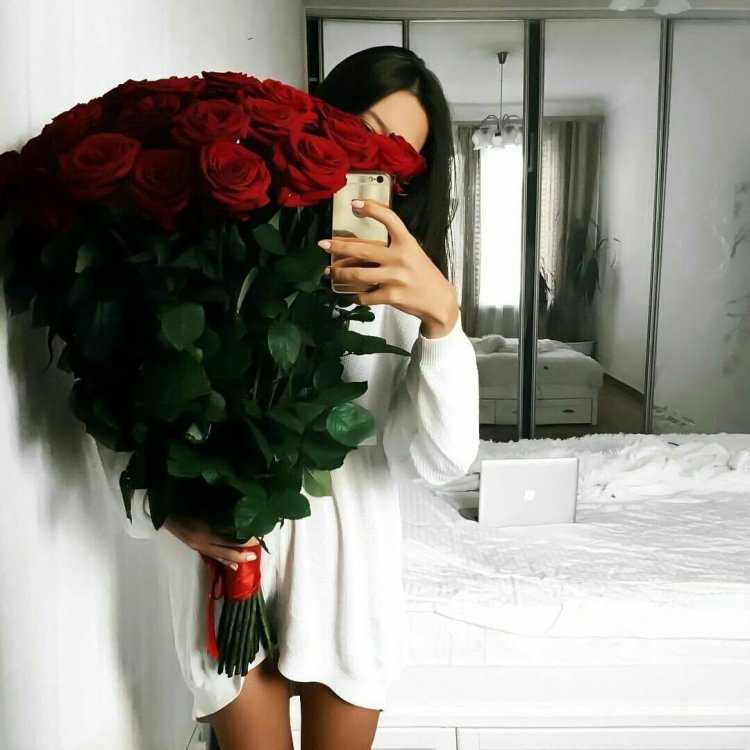 Девушка с букетом со спины